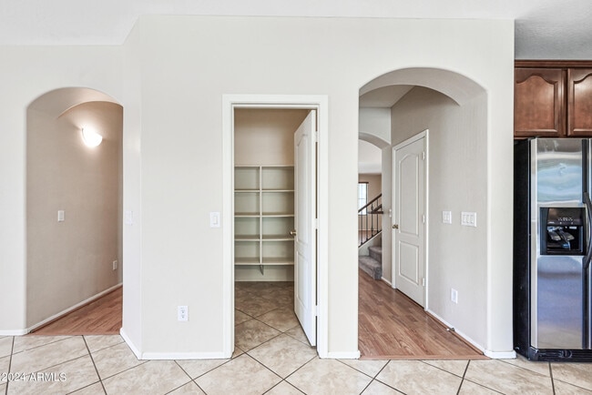 Building Photo - 1543 E Nightingale Ln