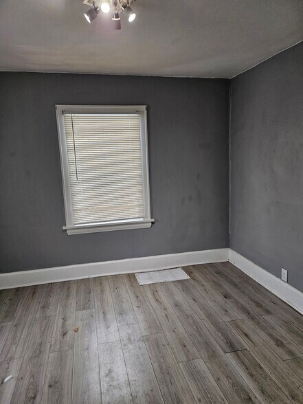 Building Photo - 573 Grace Ave