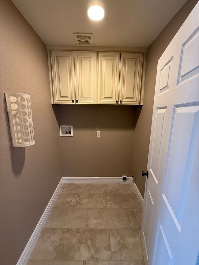 Building Photo - !!! $500 OFF 1st MONTH'S RENT !!! - Beautiful Remodeled Craftsman Home - RENT ME!