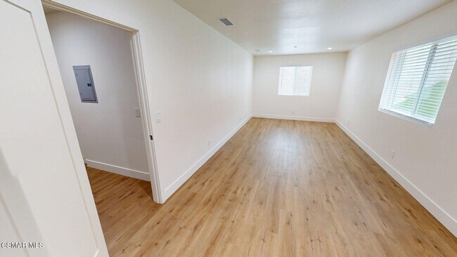 Building Photo - 936 Calle Pensamiento