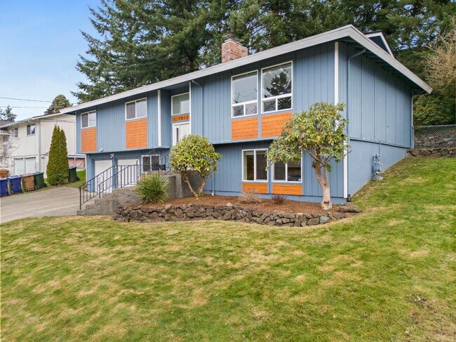 Building Photo - Renovated Tacoma Home with A/C, Huge Den, Bonus Office & Fully Fenced Yard!