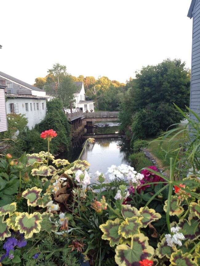 Building Photo - 4 Main St