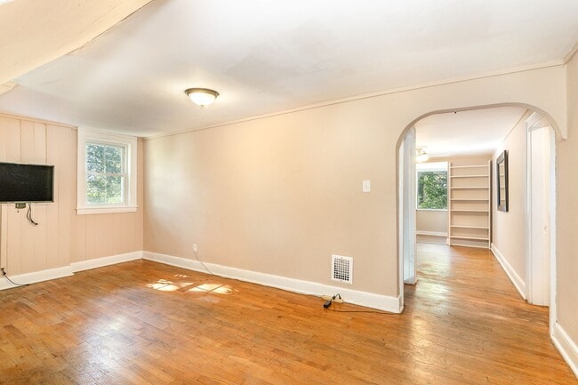 Building Photo - Green Hills Apartment for Rent!