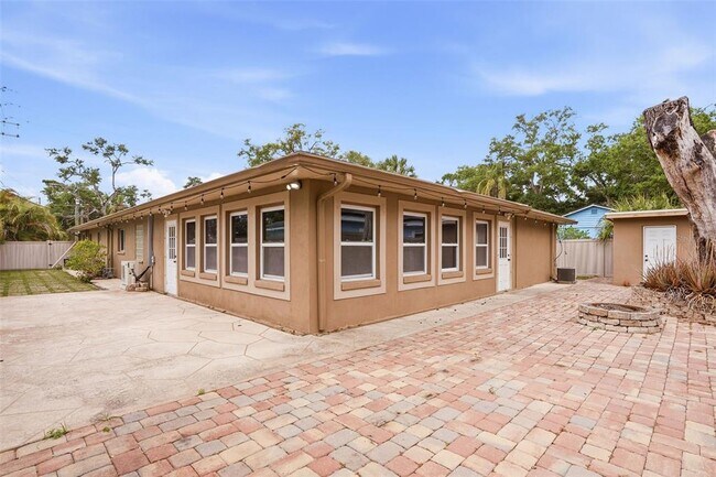 Building Photo - 2121 Park St N