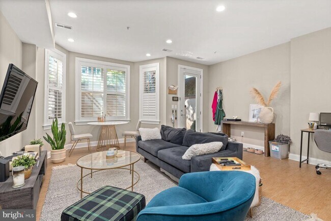 Building Photo - Beautifully Updated 2 BR 2 BA in the heart of Logan Circle