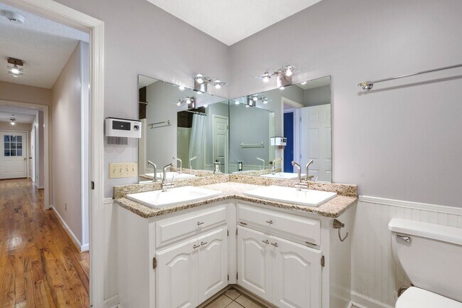 Building Photo - Beautiful Home in Greer Country Club Estates W/Bonus Room