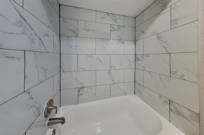 Building Photo - 6807 River Ml Dr