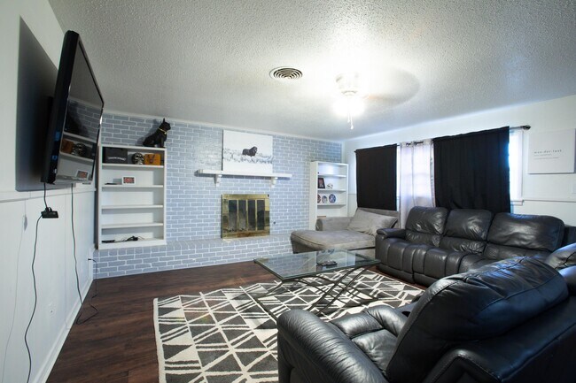 Building Photo - 5426 9th St