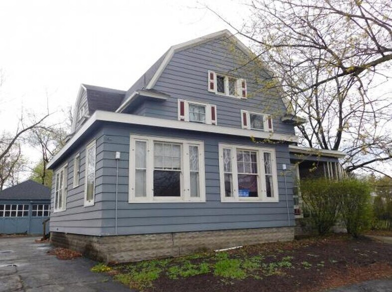 Building Photo - 265 Main St