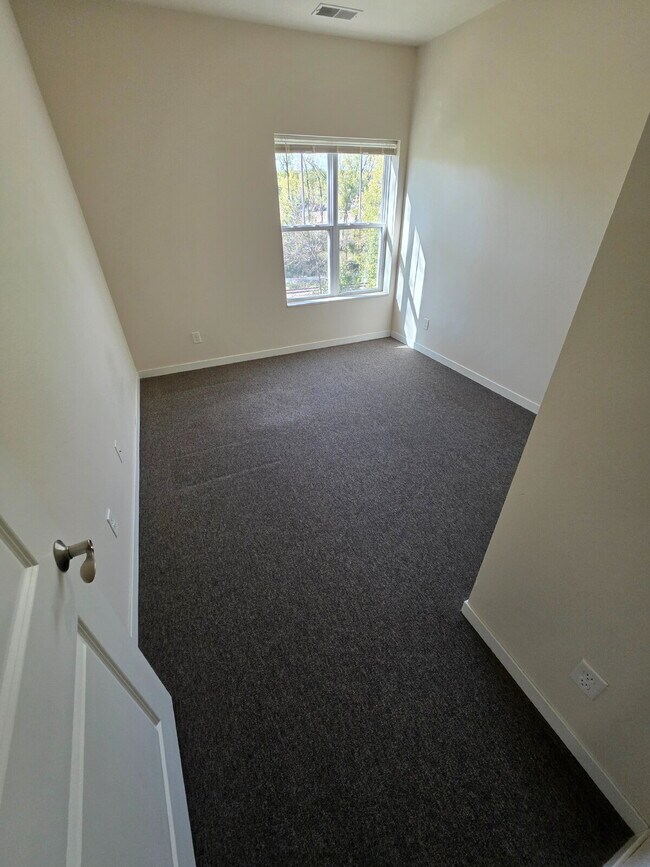 Building Photo - 2 Bedroom | 1 Bathroom 2nd Floor Apartment Available RIGHT NOW!