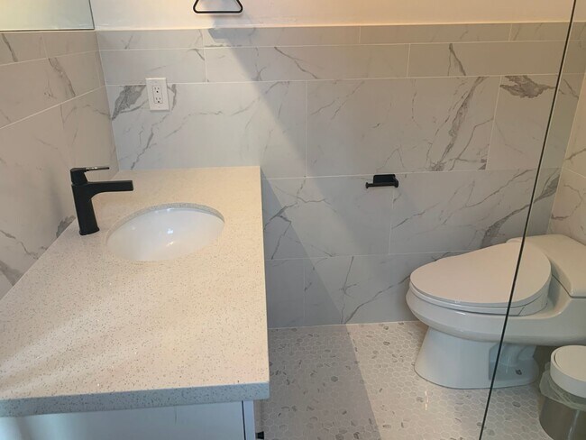 Building Photo - High End Madison Valley Row House !