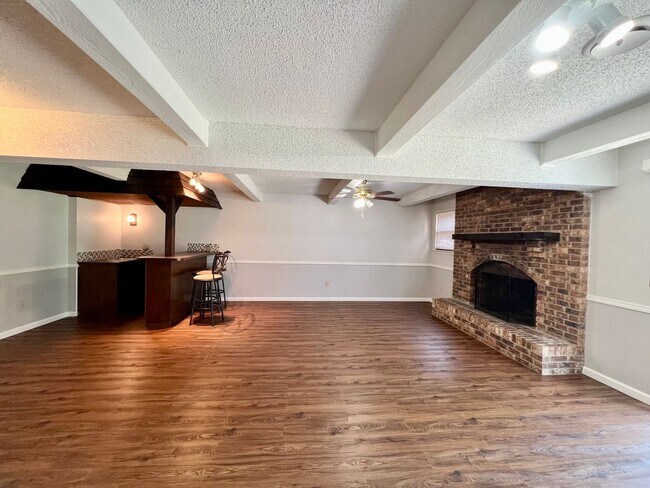 Building Photo - 4 Bedroom, 3 Bath walking distance to Amanda Arnold Elementary!