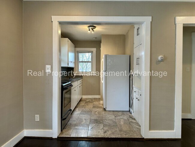 Building Photo - 2 Bedroom Open Floorplan Steps from Downtown Royal Oak!