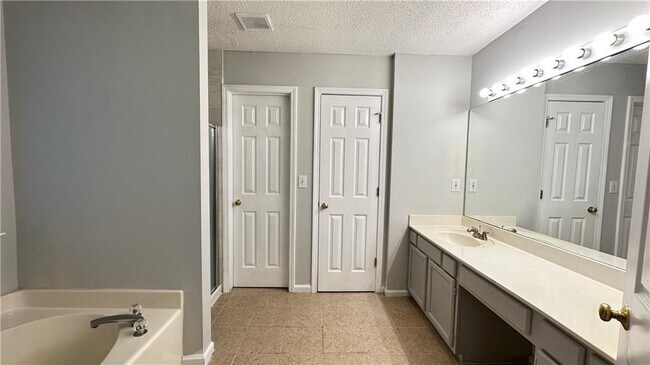 Building Photo - 11900 Carriage Park Ln