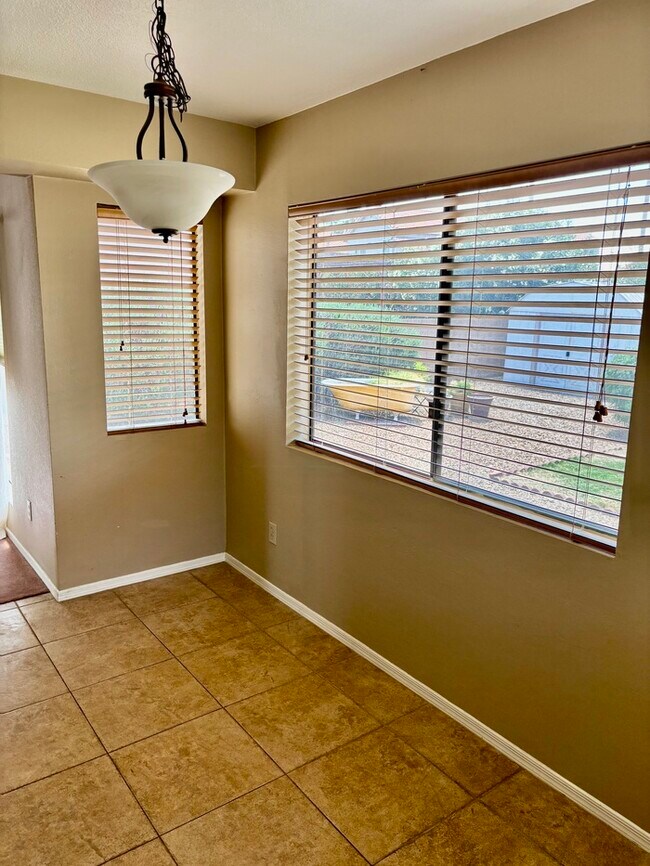 Building Photo - Charming house with 3 beds and 2 bath is n...