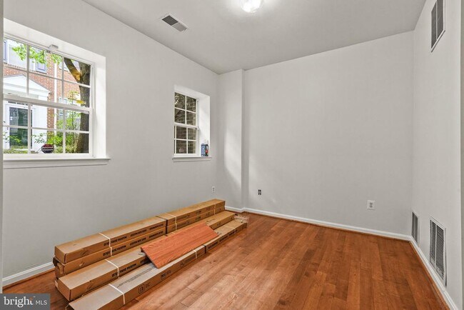 Building Photo - 13044 Town Commons Dr