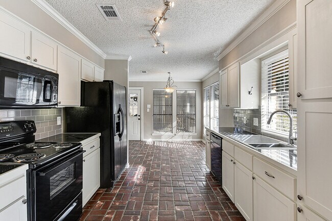 Building Photo - 4047 Country View Dr