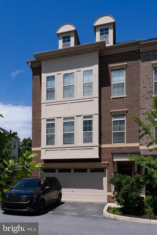 Building Photo - 10225 Hilltop Ascent Dr