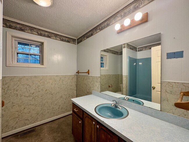 Building Photo - 3 Bedroom 1 Bath Home in Meadow Heights