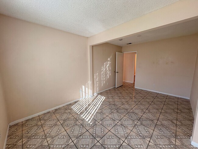 Building Photo - 4 Bed, 2 Bath in Bloomington!