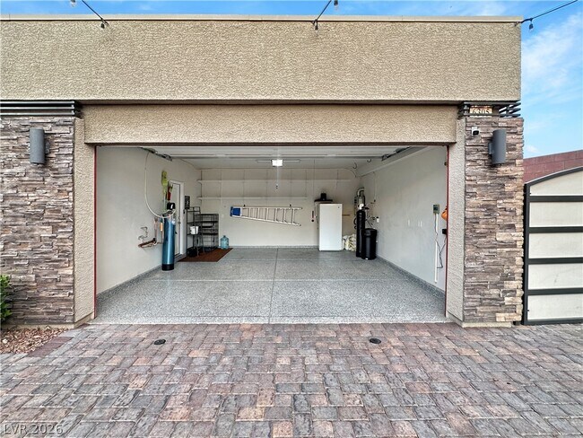 Building Photo - 6305 Carmel Crk Ave