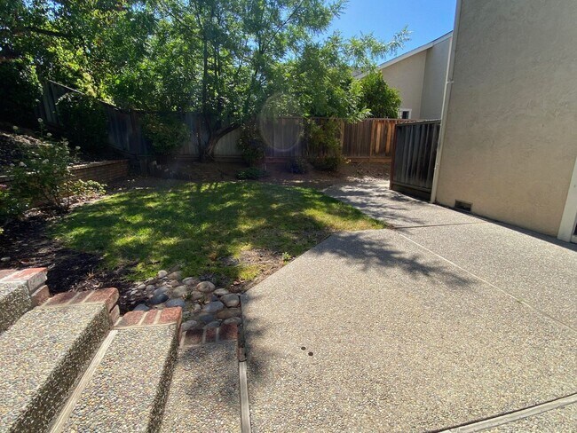 Building Photo - ALMADEN VALLEY - Sharp home with 4 large bedrooms (plus bonus room) and 3 full bathrooms, pool.
