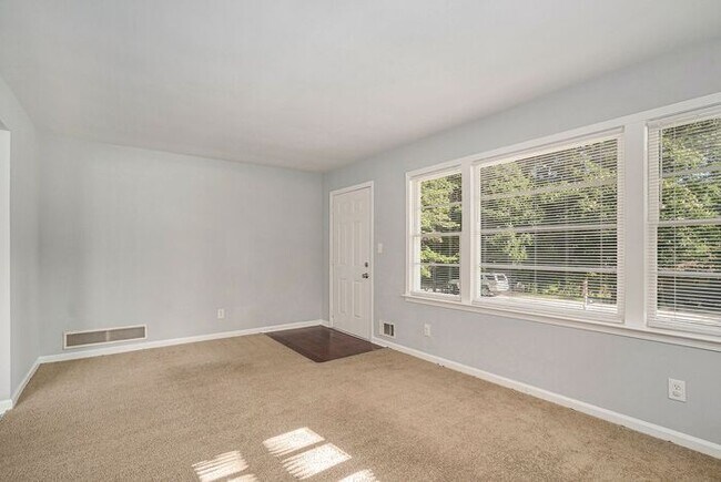 Building Photo - Renovated 4BR/2.5BA Home in Jonesboro!
