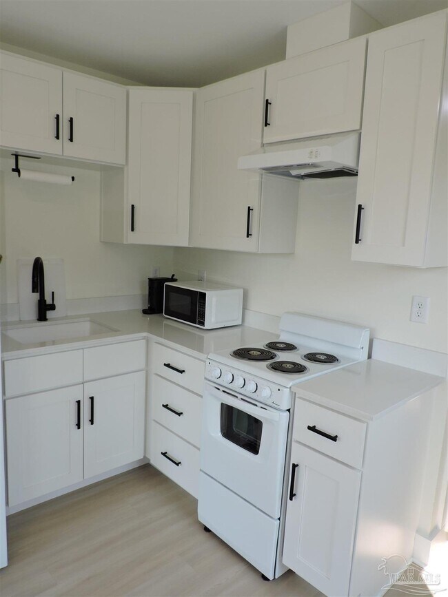 Building Photo - 1702 E La Rua St