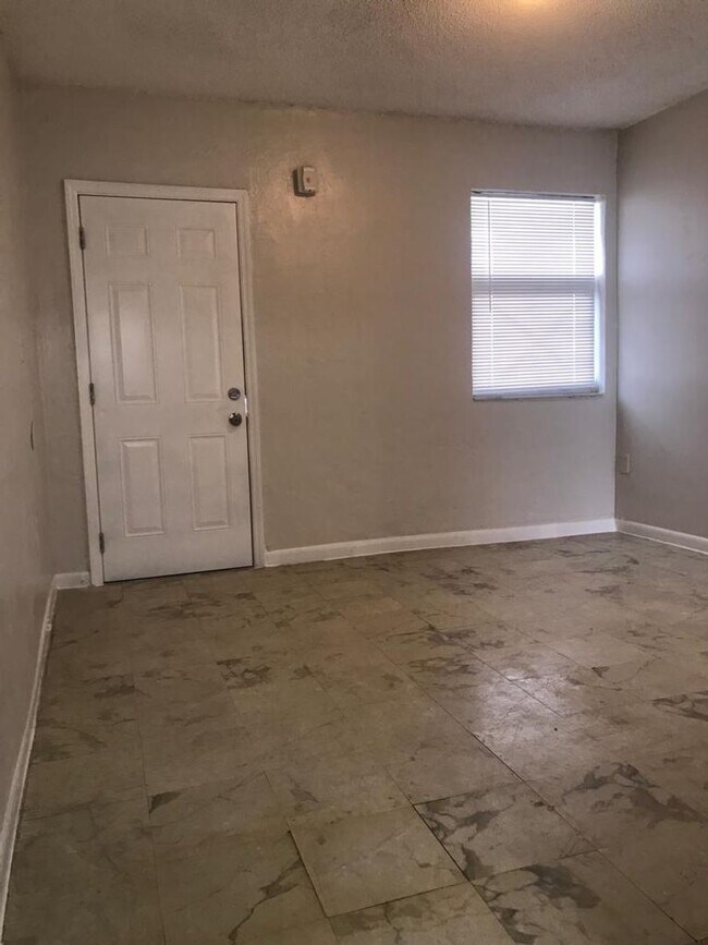 Building Photo - 2 Bedroom in Miami on NW 2nd Ct