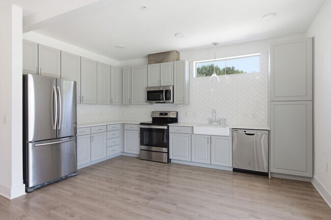 Building Photo - Beautiful 2 bedroom, 2 bathroom home in Gated Sunset Valley Community!!!
