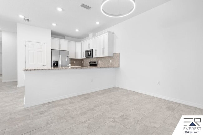 Building Photo - Modern 3-Bed, 2-Bath Townhome with Private Yard & 2-Car Garage