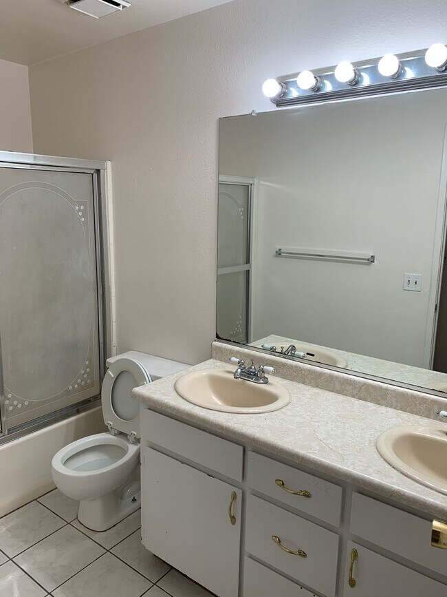 Building Photo - Love where you live - 2 weeks free rent! Beautiful home in Turlock