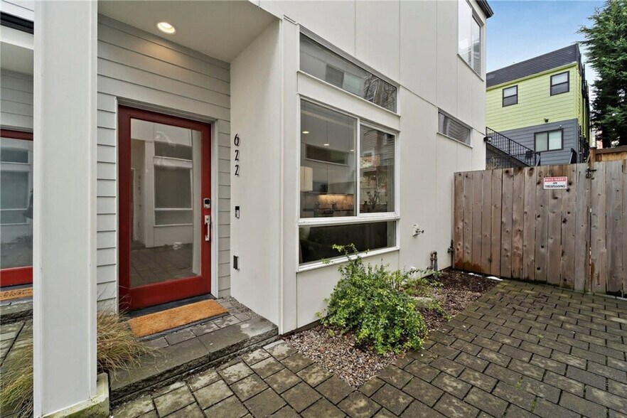 Building Photo - 700 Broadway E