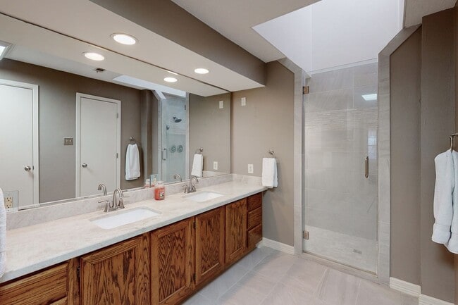 Building Photo - Adorable 3 Bed Townhome Pre-Leasing July 2026!