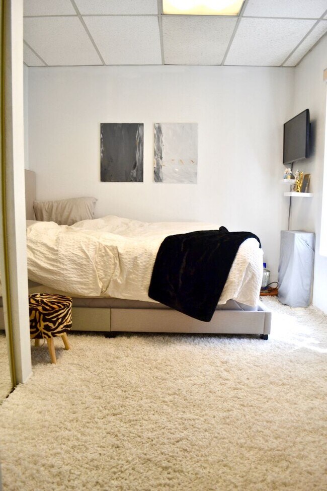 Building Photo - 721 W 32nd St