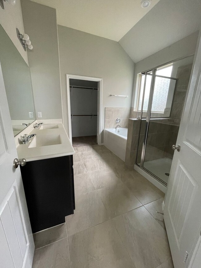 Building Photo - Large Beautiful Home located in the heart ...