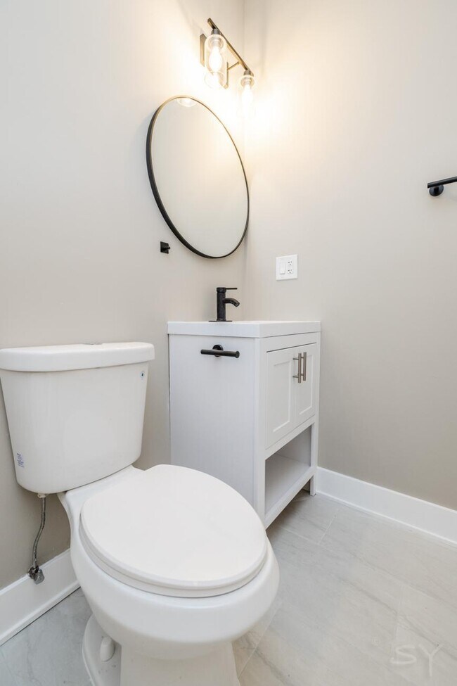 Building Photo - 3 bedroom in Chicago IL 60637