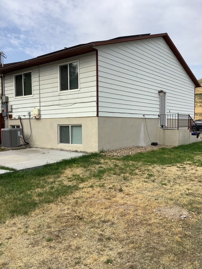 Building Photo - $500 OFF FIRST MONTH'S RENT - Spacious and...