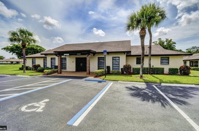 Building Photo - 4660 Greentree Pl