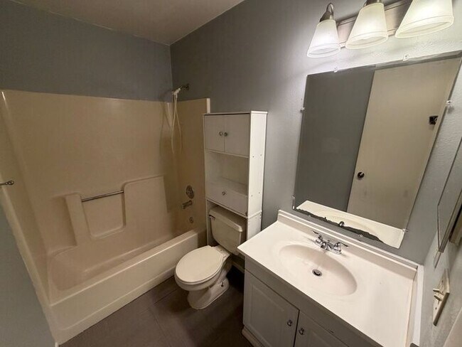 Building Photo - Convenient 2/2 Orlando Condo – Water & Garbage Included!