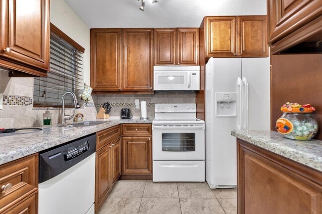 Building Photo - 6850 Royal Palm Blvd