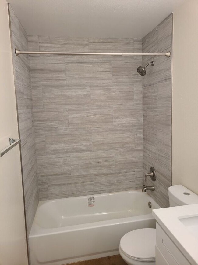 Building Photo - Spacious and remodeled 2 Bed 2.5 baths in ...