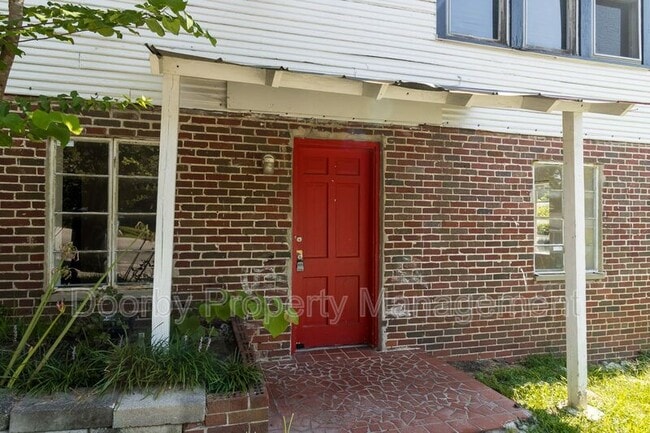 Building Photo - 910 S Crest