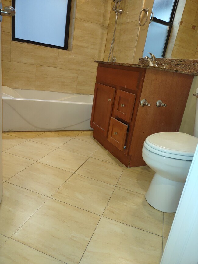 Building Photo - 6209 S University Ave