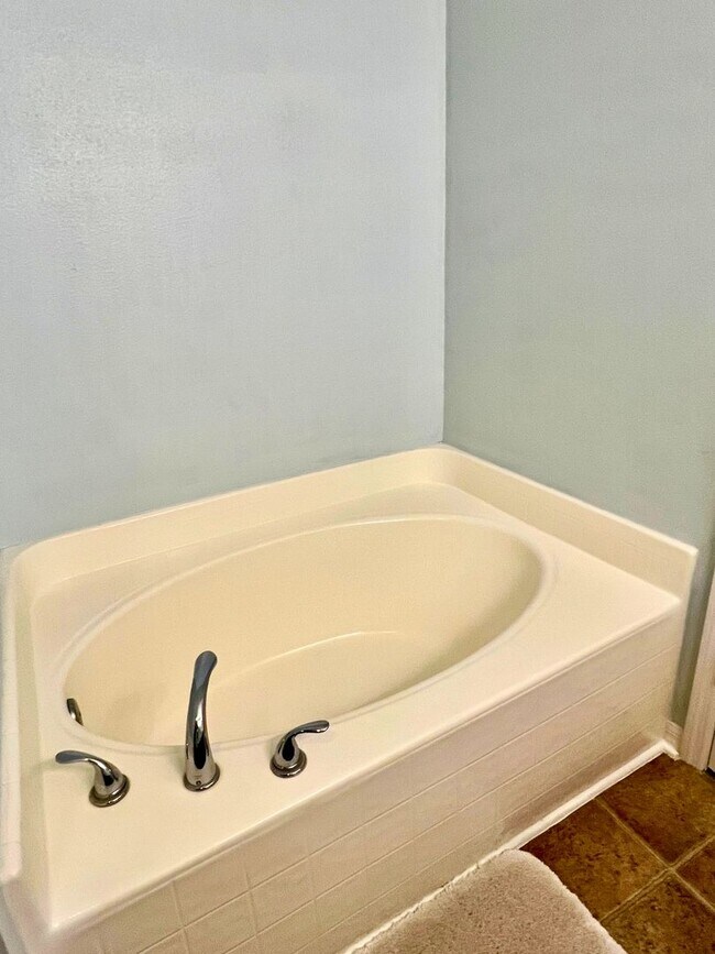 Building Photo - 5 bedroom home with fenced in yard!!!