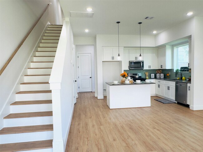 Building Photo - 7819 Colonial Ln