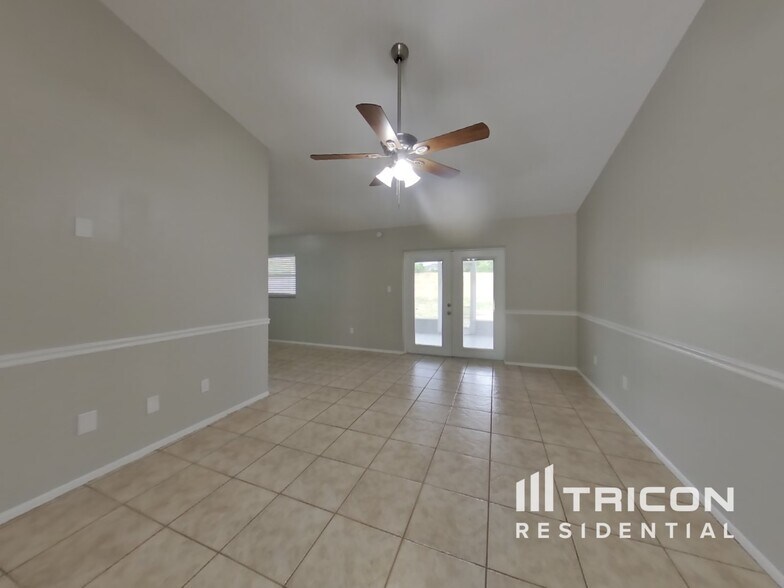 Building Photo - 978 N Jerico Dr