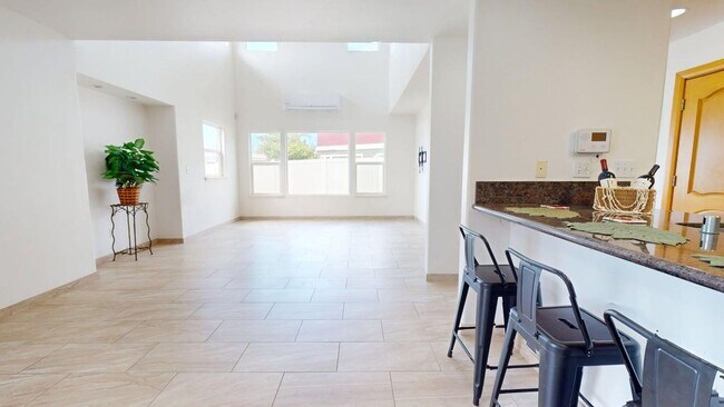 Building Photo - 4 Bedroom 2.5 Bath, 2 Car garage, Solar pa...