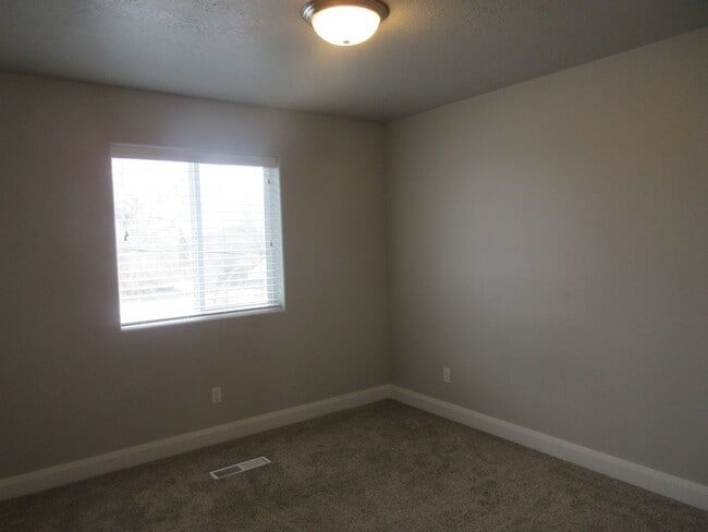 Building Photo - 3 bed -2.5 bath - Newer townhome in the he...