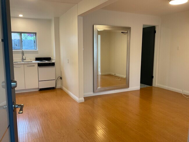 Unit vacant and unfurnished - 1795 San Pasqual St